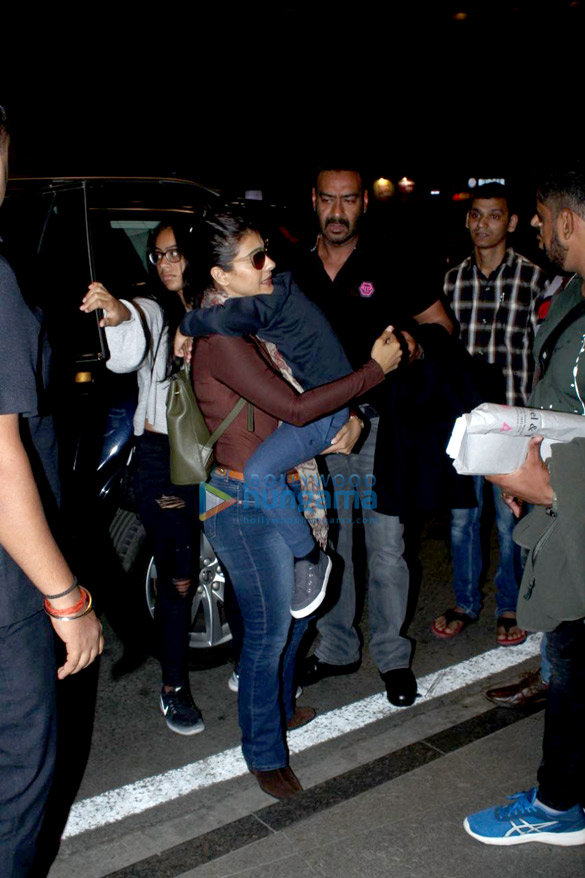 ajay devgn kajol shraddha kapoor and others snapped at the airport 1
