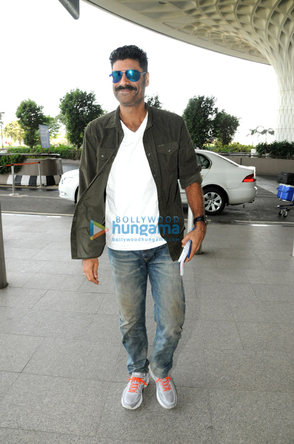 ajay devgn kajol shraddha kapoor and others snapped at the airport 10