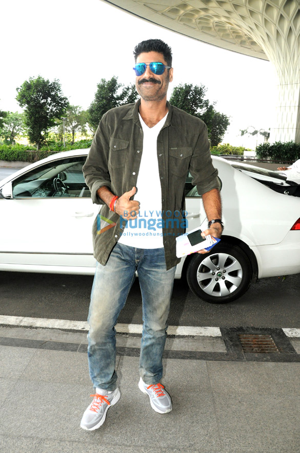 ajay devgn kajol shraddha kapoor and others snapped at the airport 13