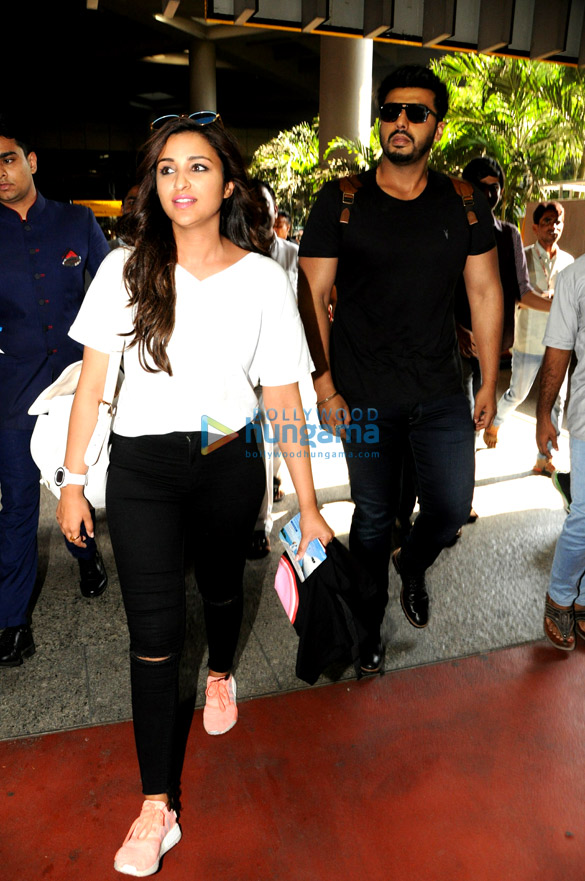 ajay devgn kajol shraddha kapoor and others snapped at the airport 9