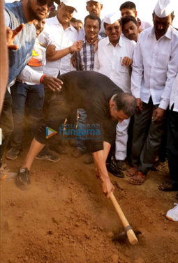 Akshay Kumar snapped participating in the water harvesting drive in Satara