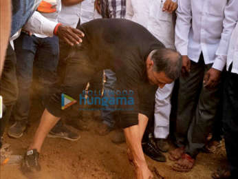 Akshay Kumar snapped participating in the water harvesting drive in Satara