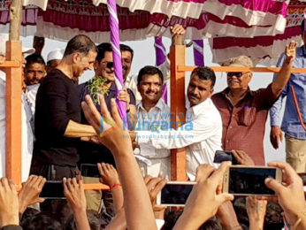 Akshay Kumar snapped participating in the water harvesting drive in Satara