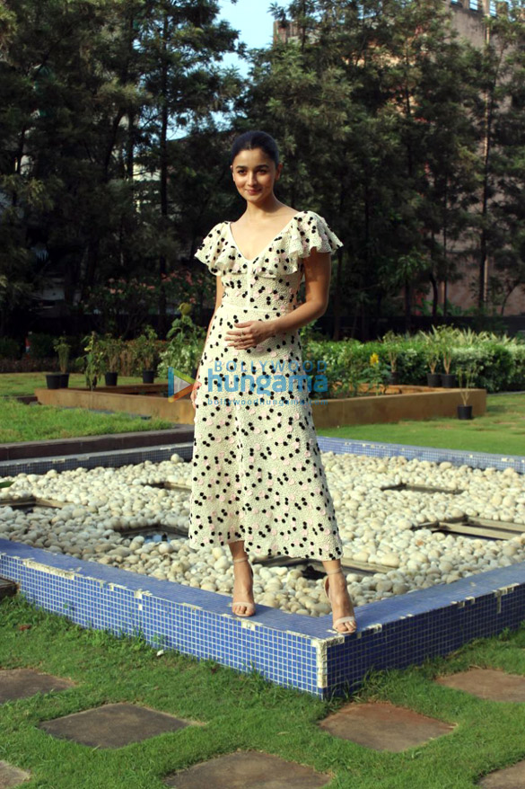 alia bhatt snapped promoting raazi at the dharma films office 6