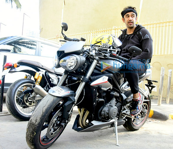amit sadh snapped riding his super bike 2
