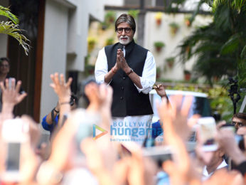 Amitabh Bachchan snapped greeting fans