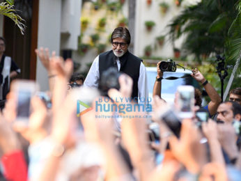 Amitabh Bachchan snapped greeting fans