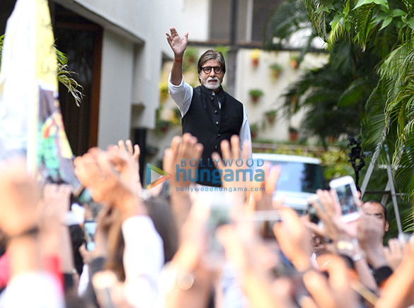 amitabh bachchan snapped greeting fans 6