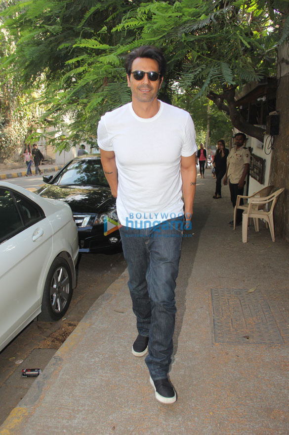 arjun rampal spotted at hakim aalims in bandra 3