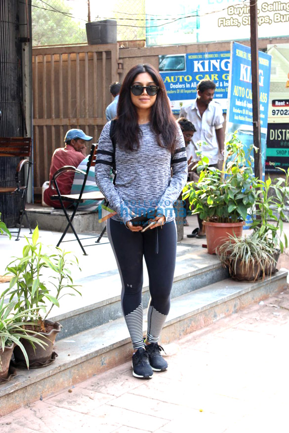 bhumi pednekar snapped at beyond beauty salon in juhu 3
