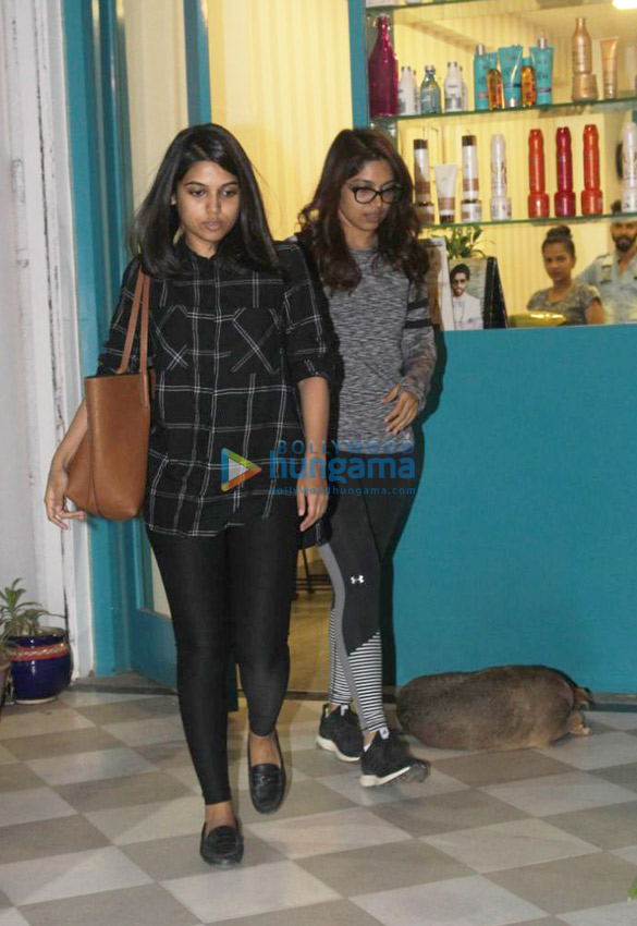 bhumi pednekar spotted with her sister at a store in juhu 1