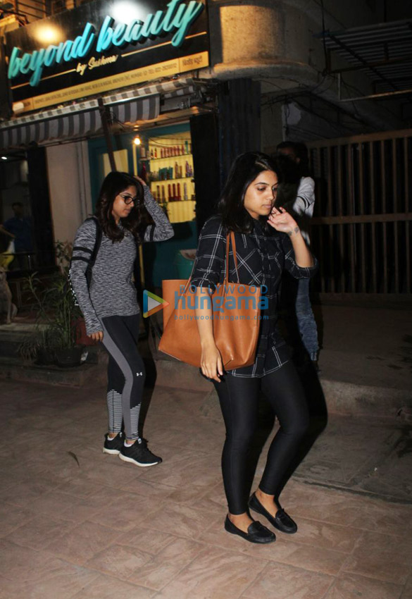 bhumi pednekar spotted with her sister at a store in juhu 2