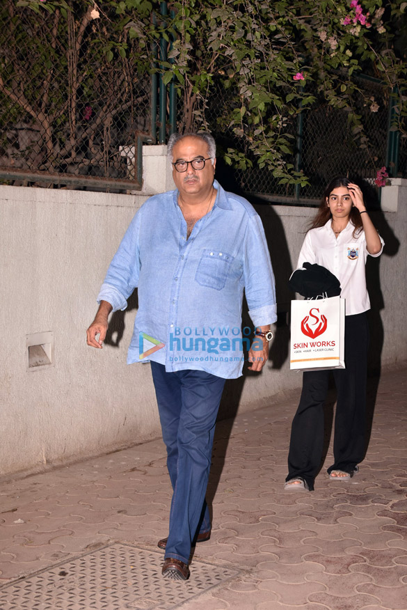boney kapoor snapped with daughters 1