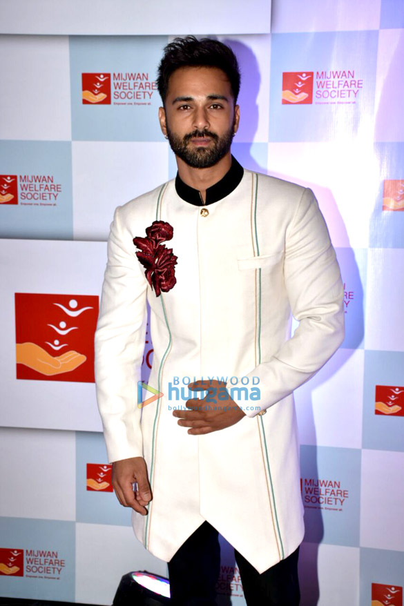 celebs attend manish malhotras show the walk of mijwan 14