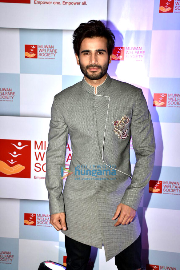 celebs attend manish malhotras show the walk of mijwan 16