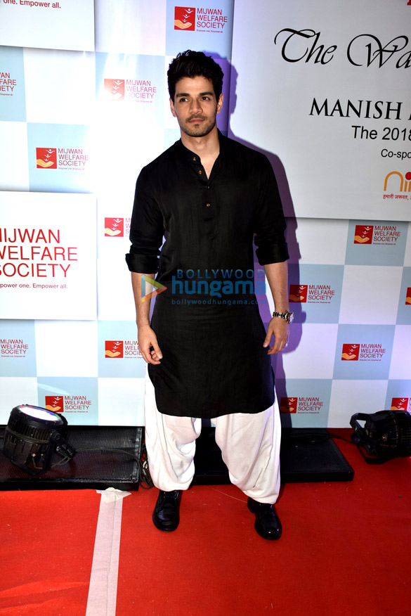 celebs attend manish malhotras show the walk of mijwan 3 2