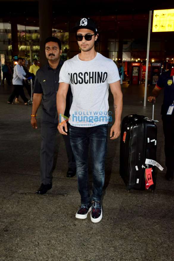 deepika padukone yami gautam and others snapped at the airport 3