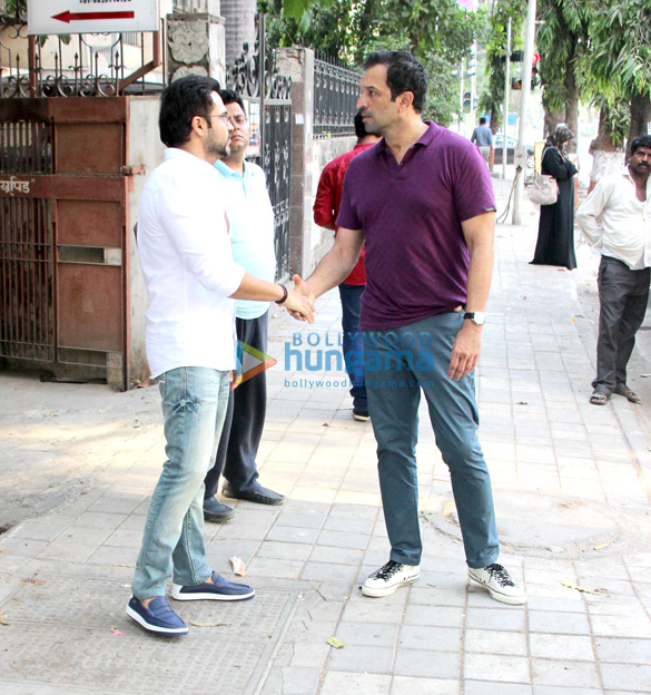 Emraan Hashmi spotted with Atul Kasbekar in Bandra Emraan Hashmi spotted with Atul Kasbekar in Bandra