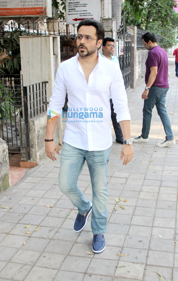 emraan hashmi spotted with atul kasbekar in bandra 3