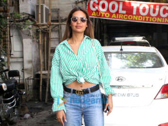 Esha Gupta spotted at Kromakay Salon in Juhu