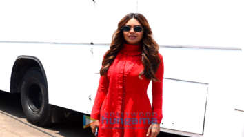 Esha Gupta spotted on location in Bandra