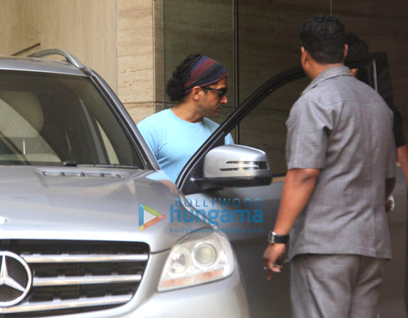 farhan akhtar snapped at a dubbing studio 2