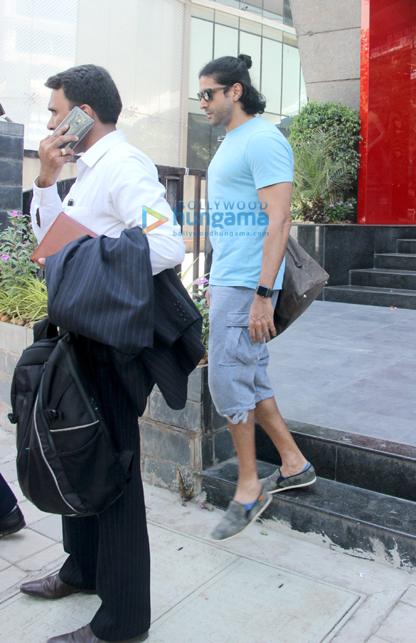 farhan akhtar spotted at khar 2