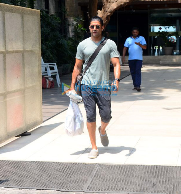 farhan akhtar spotted at otters club in bandra 2 3