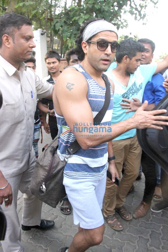 farhan akhtar spotted at otters club in bandra 3 2