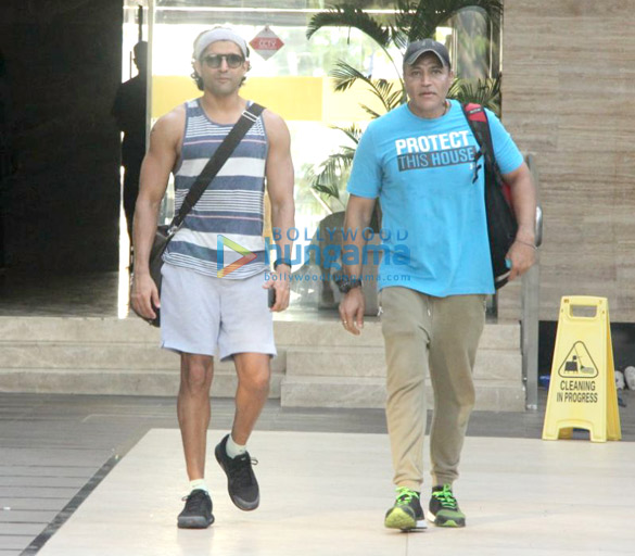 farhan akhtar spotted at otters club in bandra 6 2