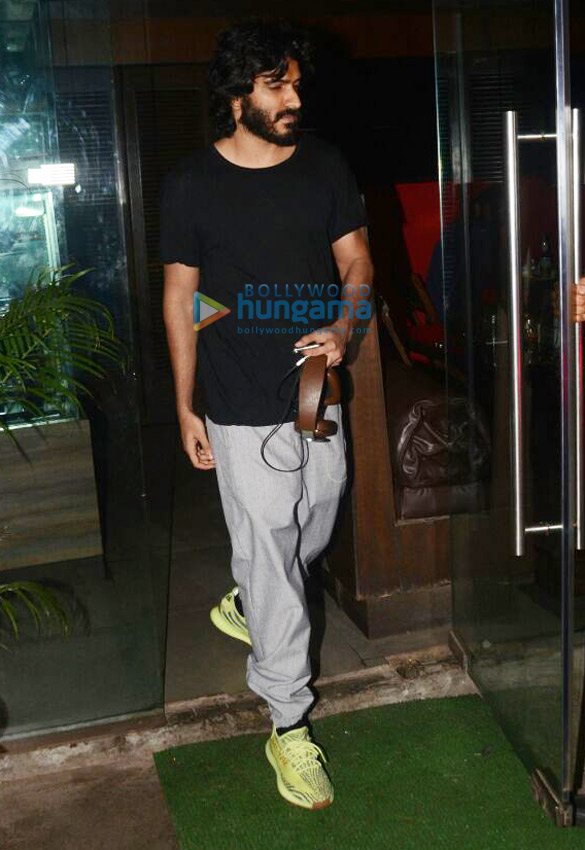 harshvardhan kapoor snapped at silver beach cafe in juhu 1