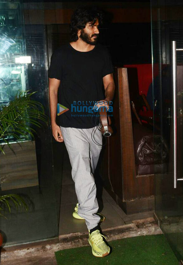 harshvardhan kapoor snapped at silver beach cafe in juhu 3
