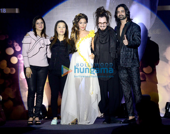 Hina Khan walks the ramp at the Streax event