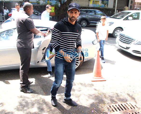Hrithik Roshan snapped with family at Hakkasan in Bandra