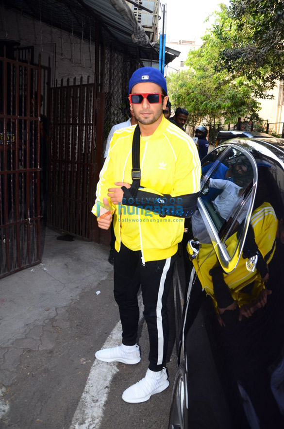 SPOTTED! Injured Ranveer Singh continues with Gully Boy and here’s the proof