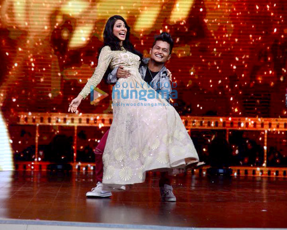 ishaan khatter and malavika mohanan promote their film on sets of did little master 04