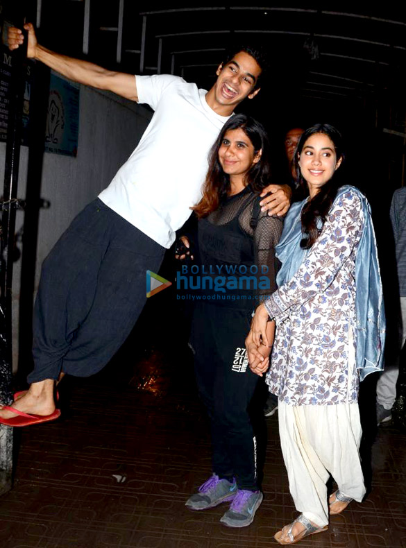 janhvi kapoor and ishaan khatter spotted after wrap up of dhadak in bandra 4