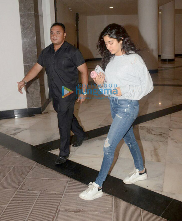 janhvi kapoor spotted at manish malhotras house in bandra 5
