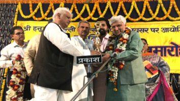 Javed Akhtar receives Peace award from the most revered Hanuman Temple in India