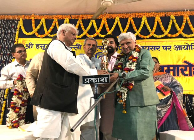 Javed Akhtar receives Peace award from the most revered Hanuman Temple in India Javed Akhtar receives Peace award from the most revered Hanuman Temple in India