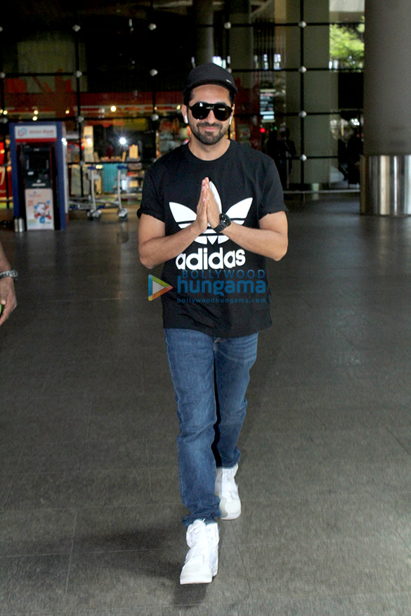 kareena kapoor khan daisy shah sophie choudry and ayushmann khurrana snapped at the airport 8