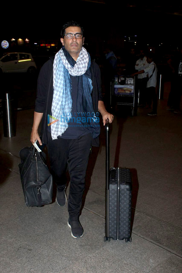 karishma kapoor and manish malhotra snapped at the airport 2