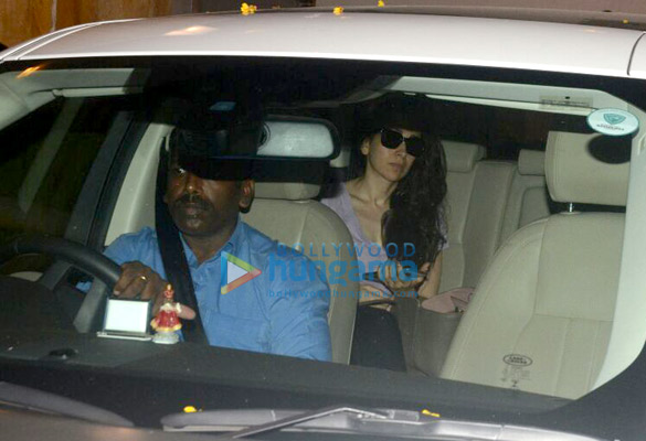 karisma kapoor snapped at kareena kapoor khan s house in bandra 3