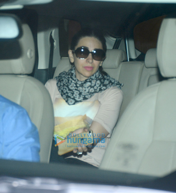 karisma kapoor spotted at kareena kapoor khans home 4