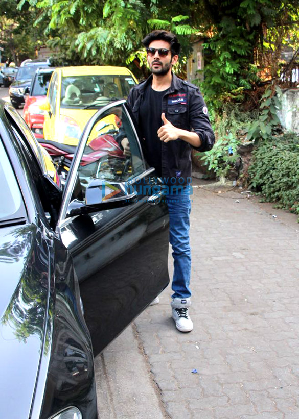 Kartik Aaryan snapped in Bandra Kartik Aaryan snapped in Bandra