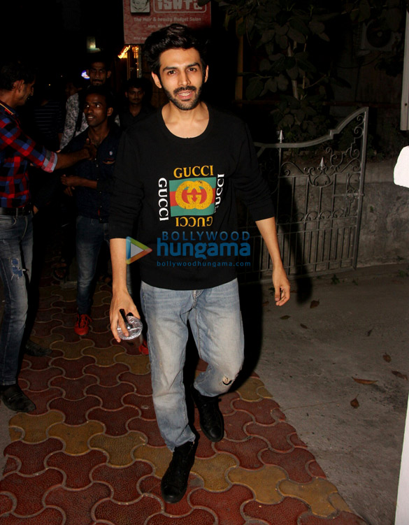 kartik aaryan snapped with his girlfriend at farmers cafe in bandra 1