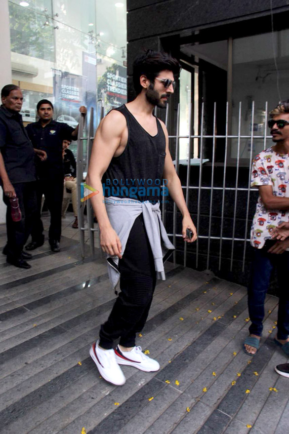 kartik aaryan spotted after a work out session at the gym 2