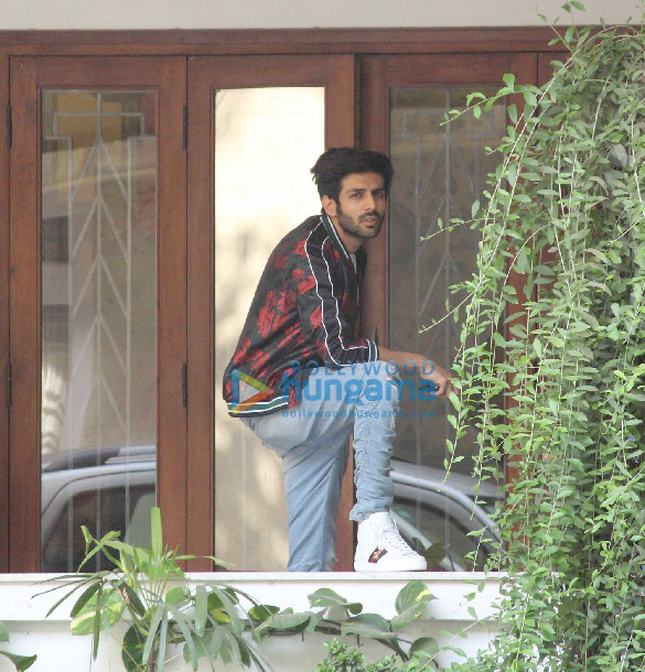 kartik aaryan spotted at maddock films office in khar 2