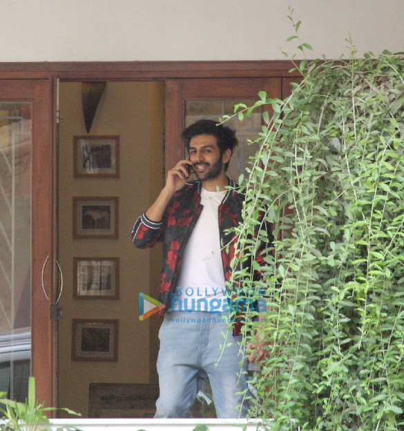 kartik aaryan spotted at maddock films office in khar 4