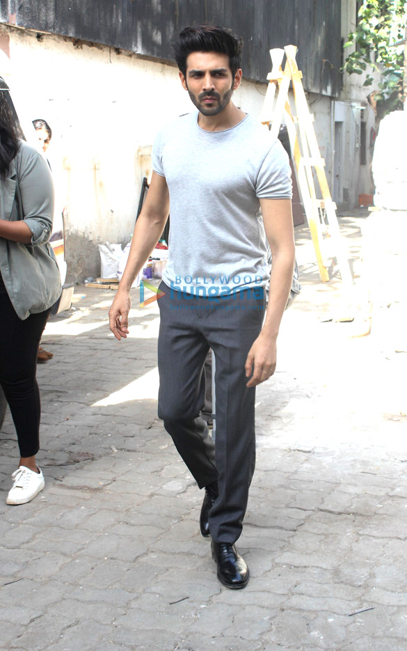 kartik aaryan spotted in malad 4